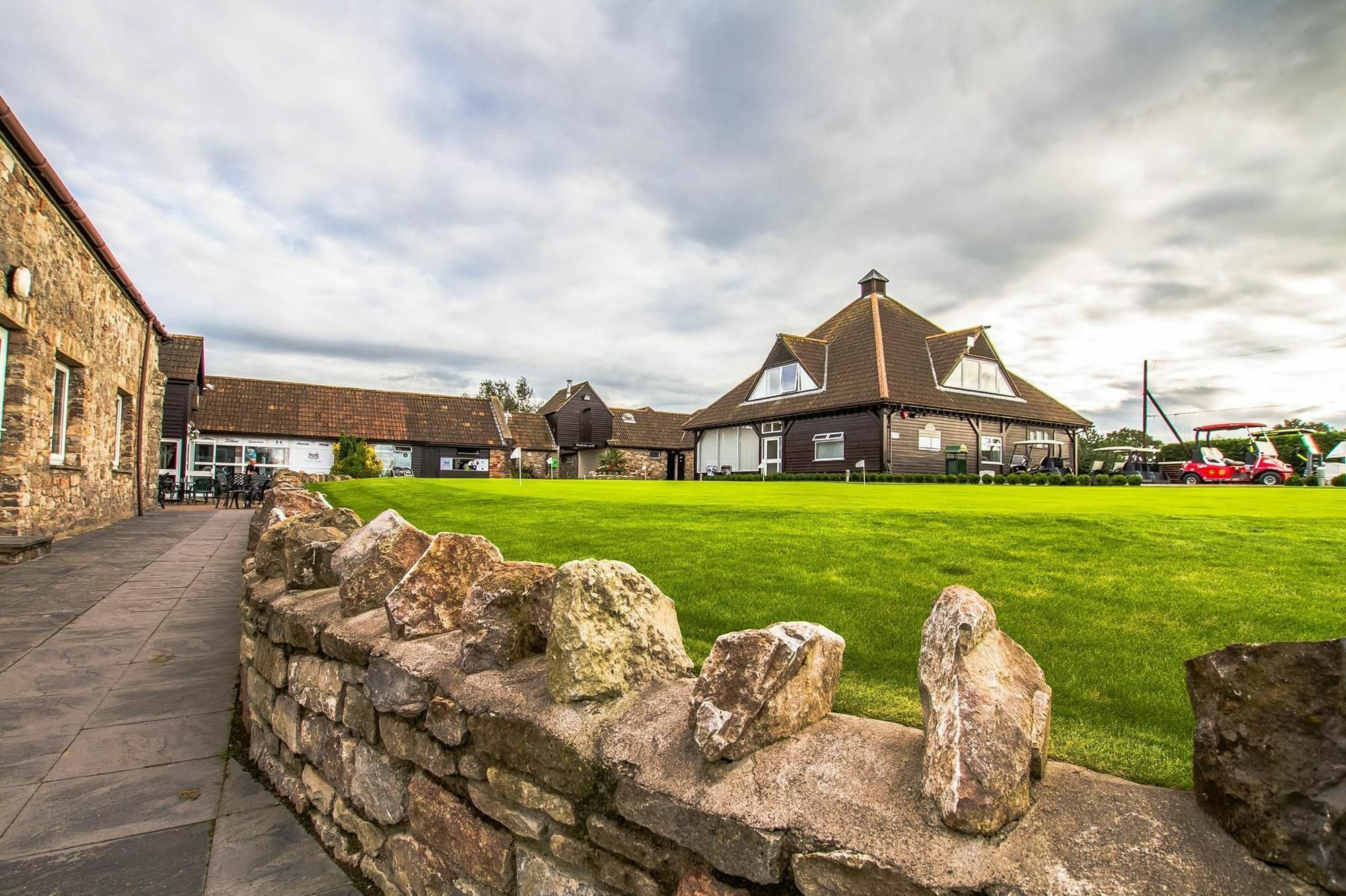 Mendip Spring Golf And Country Club Летний дом